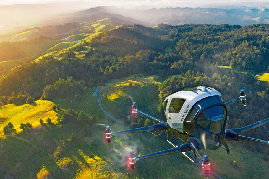 Autonomiczny Pojazd chińskiej firmy EHang wgląda jak wielki dron z kabiną. Może transportować dwie osoby i lata w dwóch chińskich prowincjach.