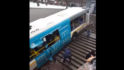Horrorbaleset: metróaluljáróba hajtott egy busz Moszkvában, legalább négyen meghaltak – fotó