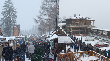 Tłumy turystów pod Tatrami na święta. Kolejki do kolejek i pełne karczmy