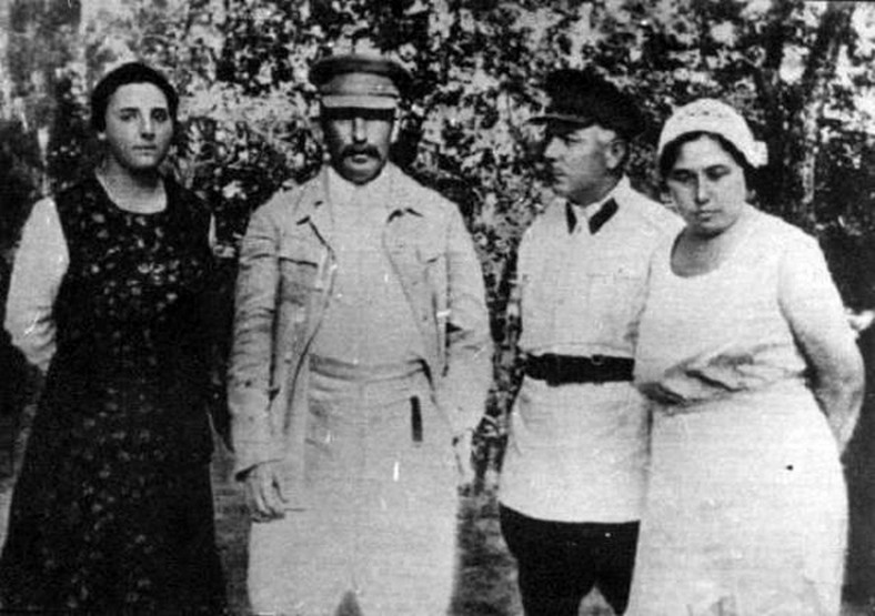 Na zdjęciu Nadia, Stalin i marszałkostwo Woroszyłowie.