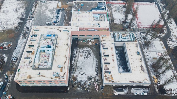 Zaczął się etap robót wykończeniowych. Na placu budowy codziennie pracuje ponad 100 osób. 