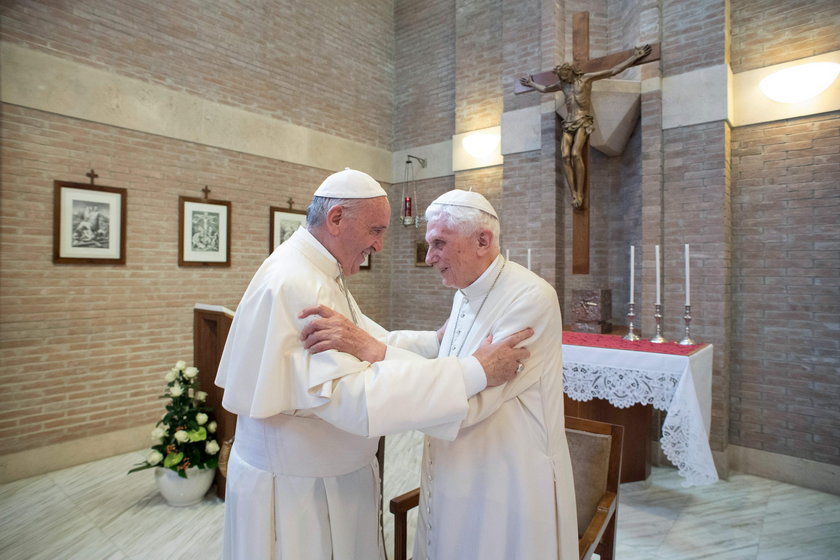 Dwóch papieży zaszczepiło się przeciwko COVID-19
