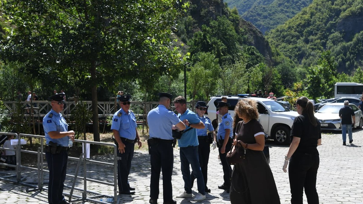 Kosovska policija pretresala vernike na ulazu u portu manastira Sveti Arhangeli 
