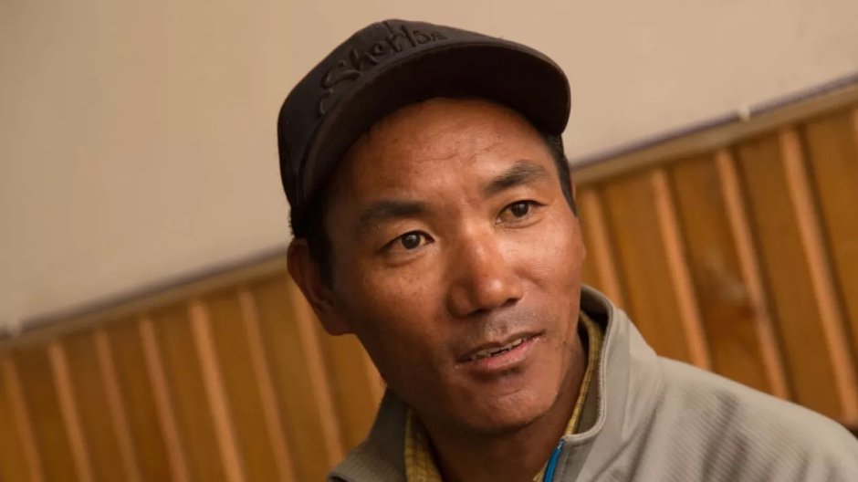 Kami Rita Sherpa podczas wywiadu w 2018 roku, kiedy po raz pierwszy ustanowił rekord wejść na Mount Everest, fot. Milan Adhikari/Getty Images