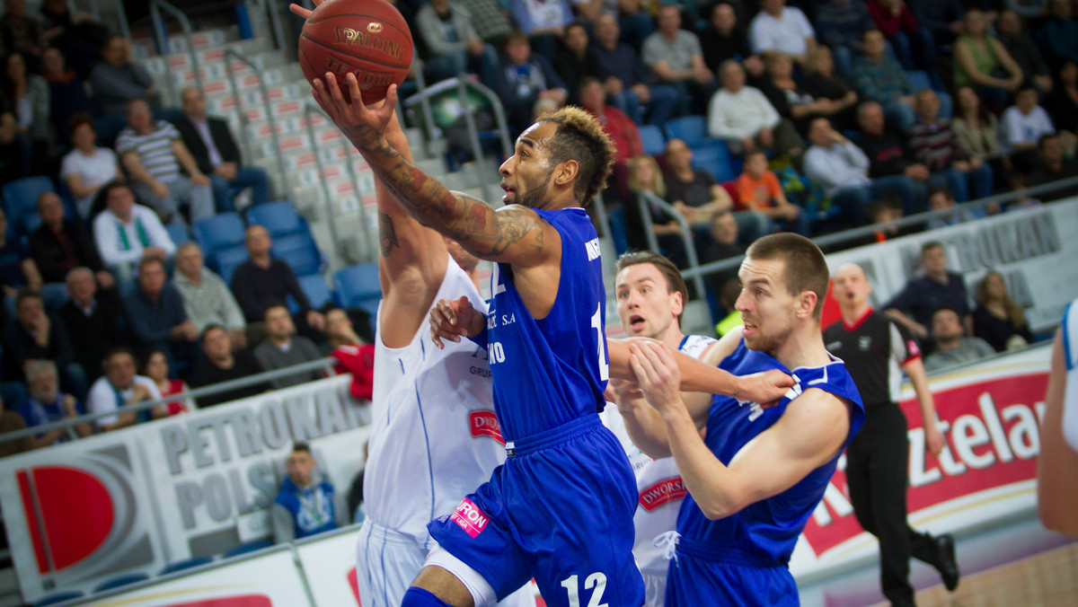 Niespodzianka w Dąbrowie Górniczej, MKS przegrał 76:86 (23:17, 17:26, 18:19, 18:24) z Polfarmexem Kutno w Tauron Basket Lidze występując bez Erica Williamsa. Mecz zakończył 16. kolejkę Tauron Basket Ligi.