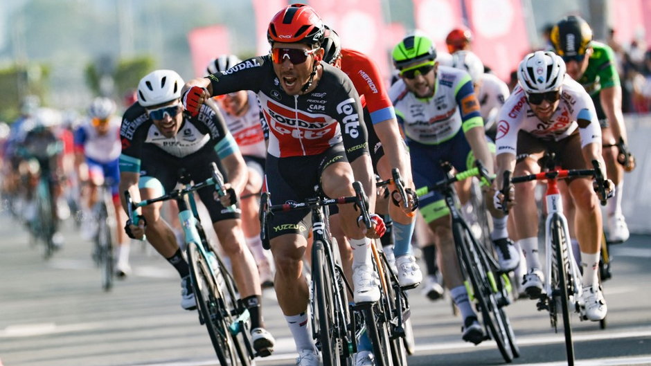 Caleb Ewan przekracza metę siódmego etapu wyścigu UAE Tour