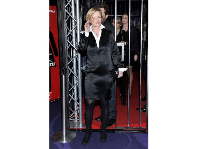 Monka Richardson. W jaki sposób oszpecić piękną i pełną seksapilu kobietę? Wystarczy satynowa, klejąca się do ciała, obszerna tunika z białym kołnierzykiem.