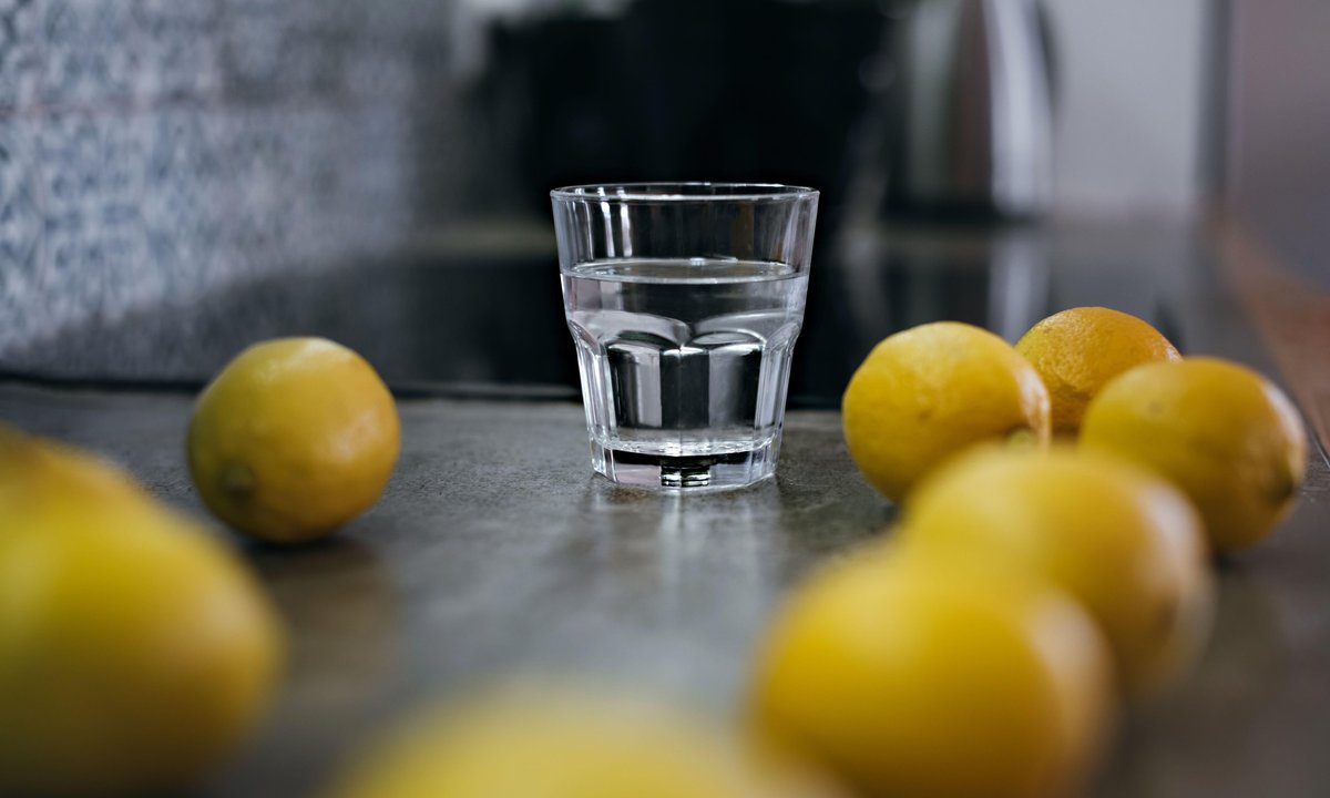Czy woda z cytryną jest zdrowa? Eksperci ostrzegają przed porannym rytuałem