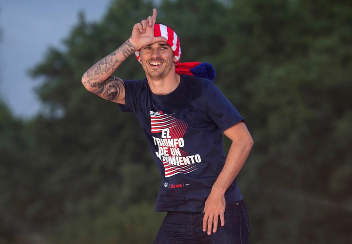 Piłkarze Atletico razem z kibicami świętowali swój sukces na ulicach Madrytu