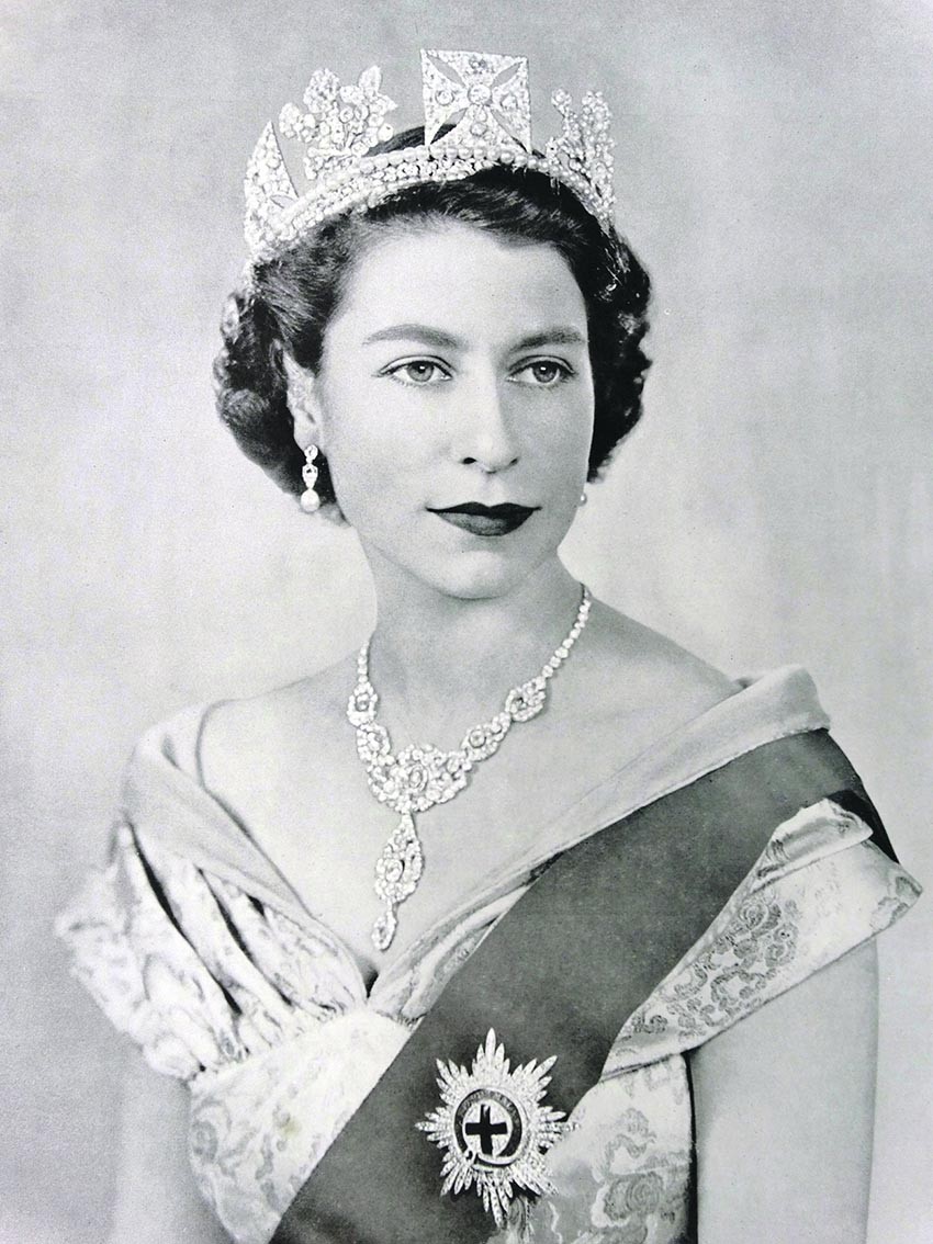 Nosila je dve krune, od kojih je jedna bila teška čak 2,2 kilograma, a stavila ju je samo jednom