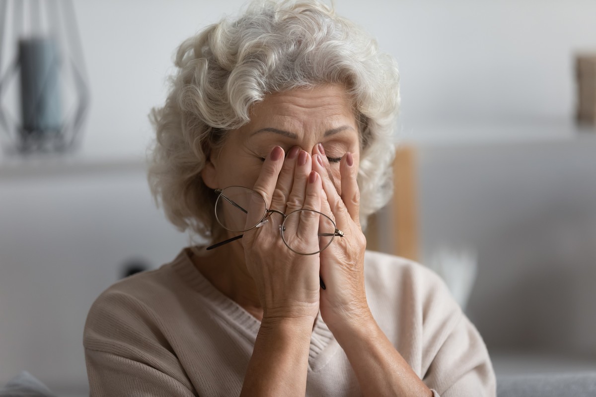 senior, seniorka załamana po utracie bonu senioralnego