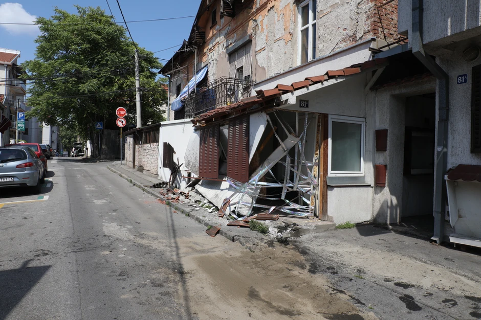 Ulaz u kuću u Šumatovačkoj ulici potpuno uništen 