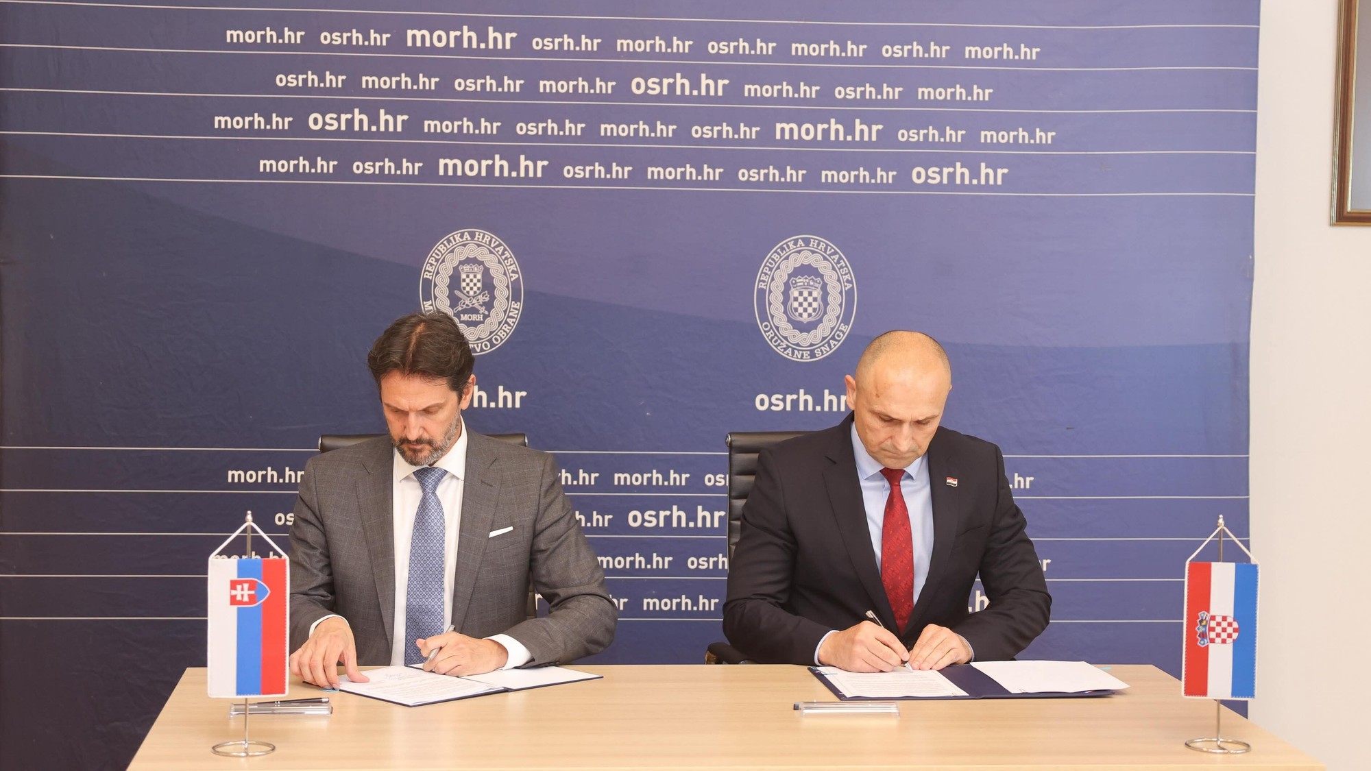 Ministri obrany Chorvátska a Slovenska, Ivan Anušič a Robert Kaliňák, v Záhrebe podpísali dohodu o obrannej spolupráci.