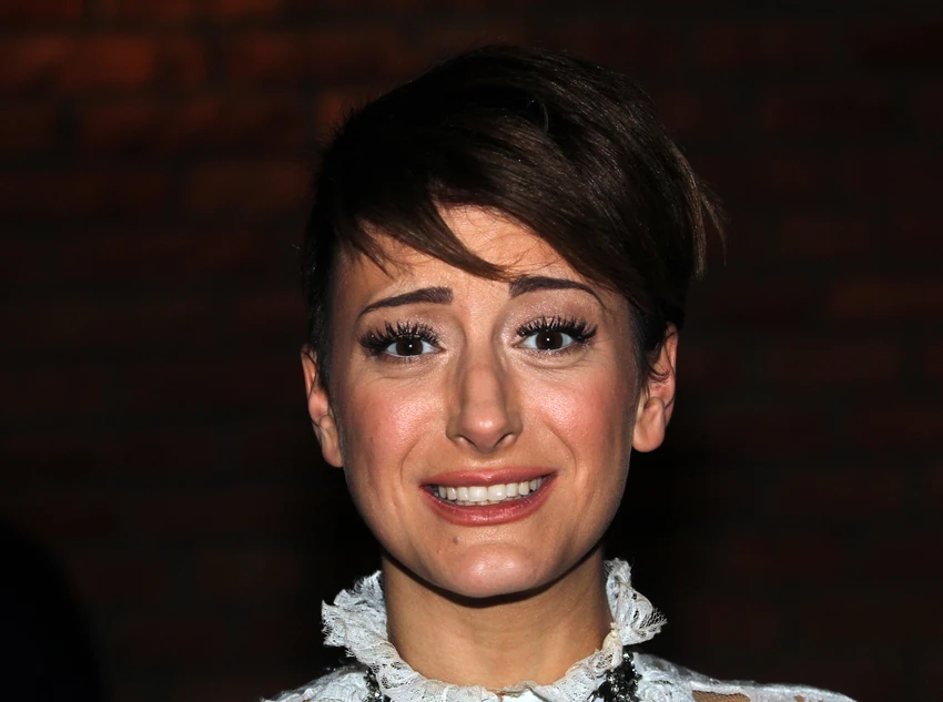 Voditeljku prozivali zbog silikona,  a ona sada pozirala prekrivena samo peškirićem