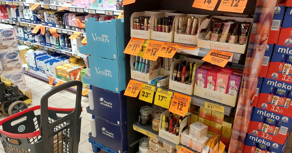 Rozwiesili w Biedronce pomarańczowe kartki. Znane kosmetyki od 8,50 zł