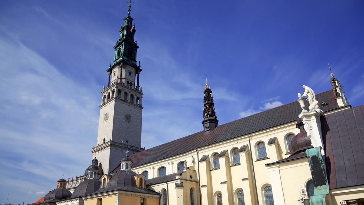 Otwarciem wystawy darów wotywnych składanych Matce Bożej na przestrzeni wieków zainaugurowano na Jasnej Górze obchody uroczystości Najświętszej Maryi Panny Królowej Polski. Wpisują się one w jubileusz 300-lecia koronacji Cudownego Obrazu.