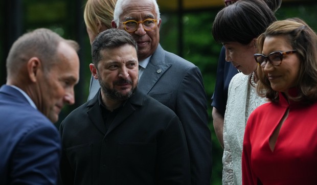 Volodimir Zelenski sa svetskim liderima na samitu G7 u Evijanu 16. juna