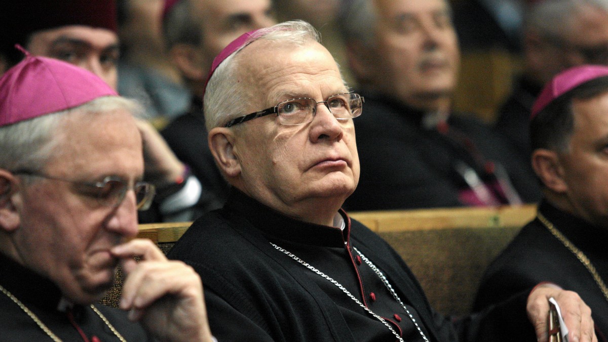 Przewodniczący Konferencji Episkopatu Polski abp Józef Michalik wyraził "oburzenie i niesmak" w związku z ekspozycją "Adoracja" w Centrum Sztuki Współczesnej w Warszawie.