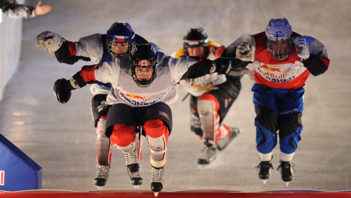 120,000 osób przybyło w sobotę do Quebecu, aby zobaczyć finały światowej serii Red Bull Crashed Ice 2010 - ekstremalnego zjazdu na łyżwach. Zwycięzcą rywalizacji został lokalny zawodnik Kyle Croxall. Drugie miejsce zajął Niemiec Martin Niefnecker, który triumfował podczas ostatniego przystanku w Monachium. Suma zdobytych punktów w sezonie pozwoliła Niefneckerowi sięgnąć po tytuł Mistrza Świata Red Bull Crashed Ice 2010.