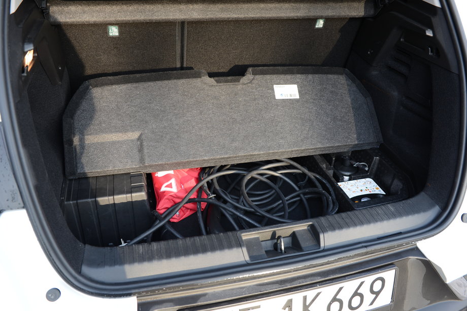 Renault Captur E-Tech ma niestety mały bagażnik - przestrzeń pod półką zajęta jest przez baterie, a pozostał tylko niewielki schowek, w którym możemy przechowywać kabel do ładowania.