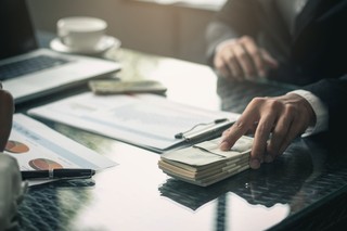 CBA zatrzymało dwie osoby, które wręczyły łapówki w zamian za dotację z ARiMR