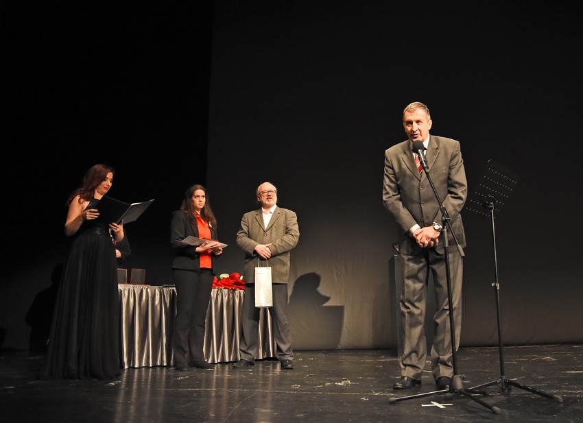 Upravnik Narodnog pozorišta Beograd Dejan Savić govori na svečanosti u Srpskom narodnom pozorištu