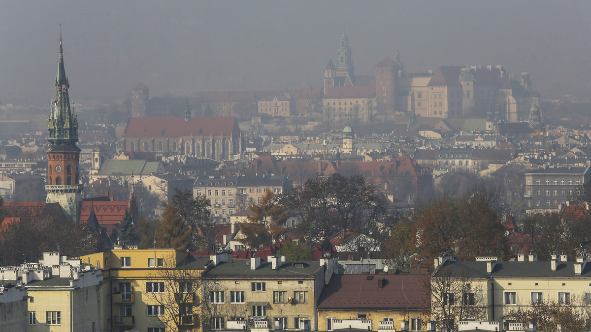 Padające deszcze nie poradziły sobie ze wszystkimi zanieczyszczeniami w naszym kraju. Mapy Głównego Inspektoratu Ochrony Środowiska jeszcze nie każą dzwonić na alarm, ale miewaliśmy już w Polsce znacznie czystsze powietrze w ostatnich dniach.