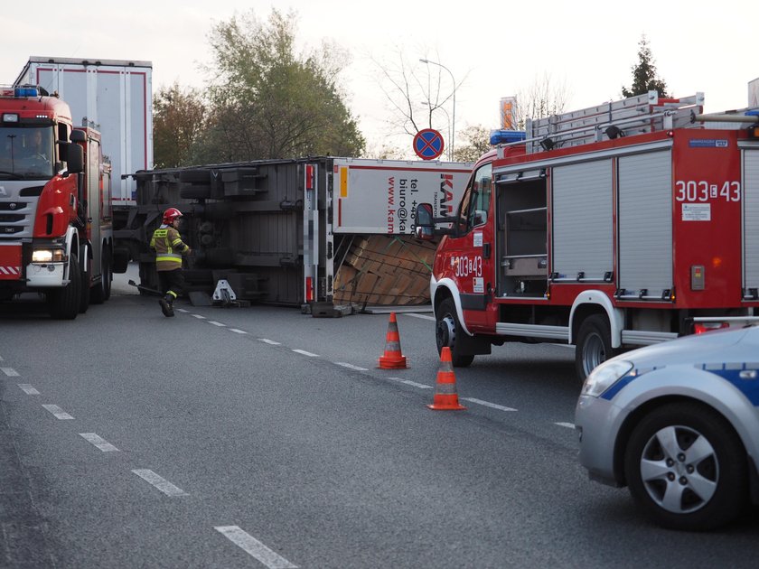 Wywrócona ciężarówka w Łodzi