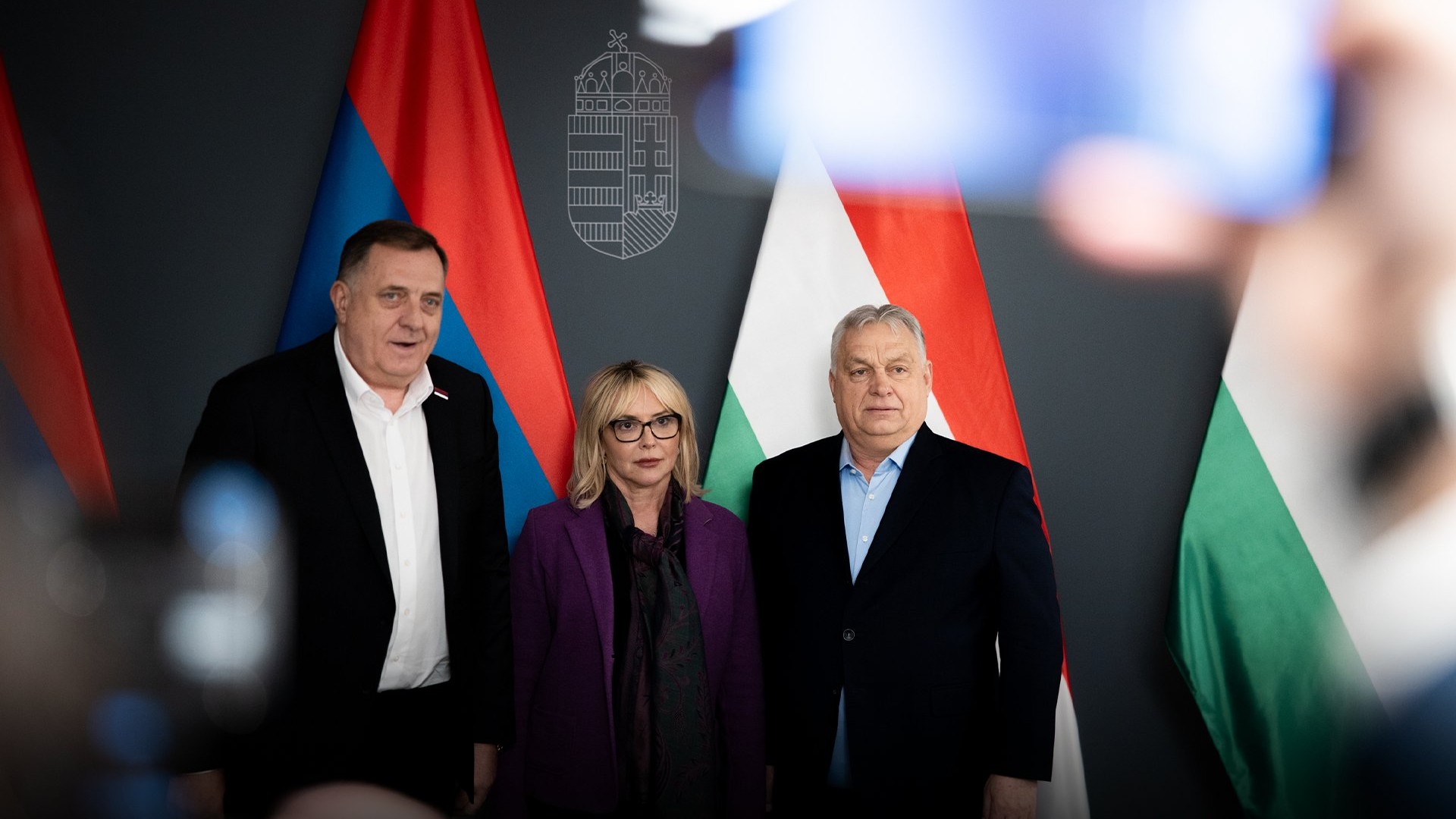 Predseda maďarskej vlády Viktor Orbán s odvolaným prezidentom bosnianskej Republiky srbskej (RS) Miloradom Dodikom a dočasnou prezidentkou Anou Trišičovou-Babičovou.