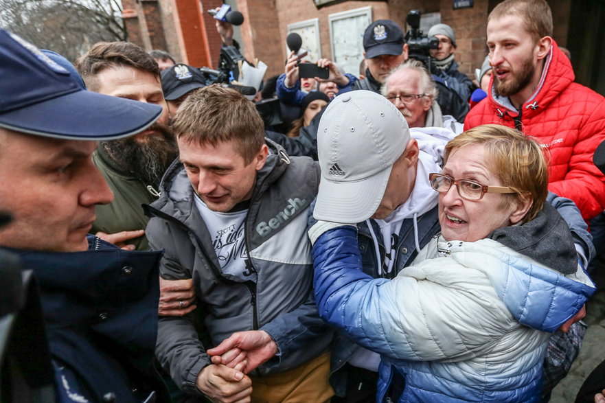 Tomasz Komenda wychodzi z więzienia, towarzyszy mu mama