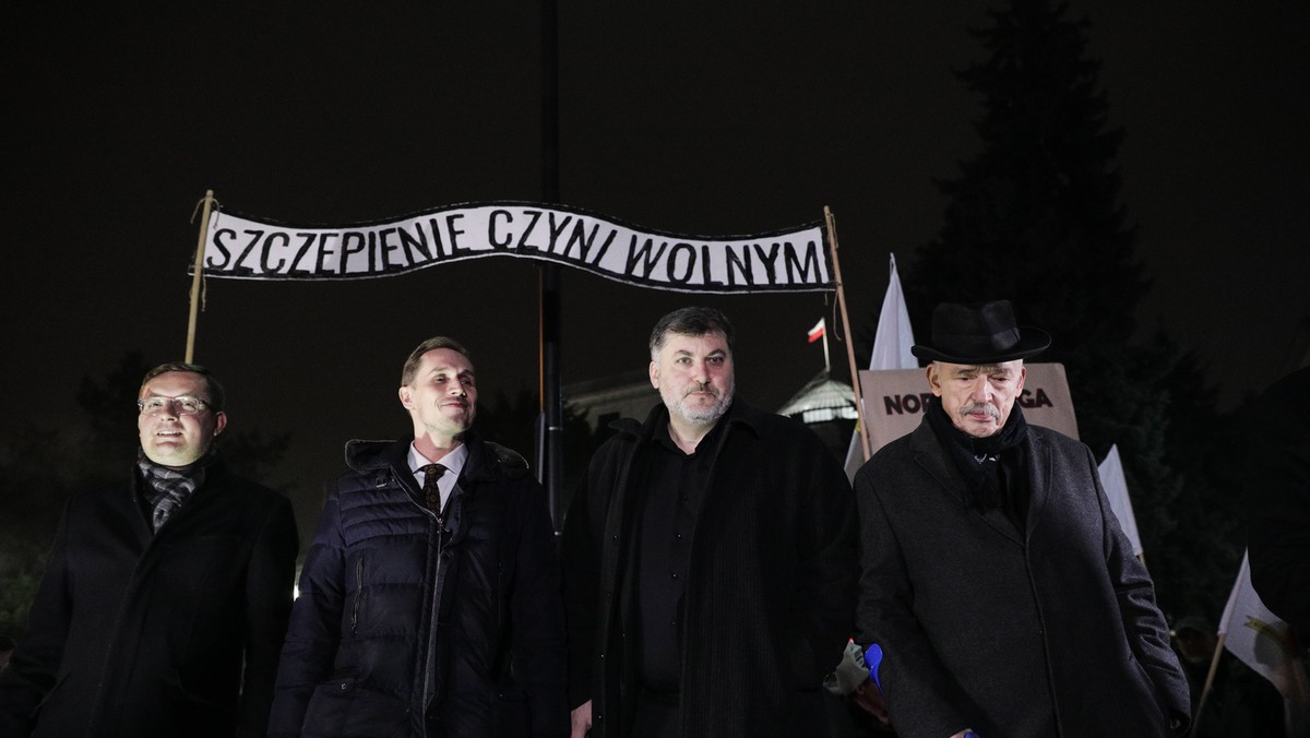 Warszawa, 14.12.2021. Politycy Konfederacji na demonstracji antyszczepionkowców przeciwko ograniczeniom związanym z koronawirusem przed Sejmem. Na zdjęciu Robert Winnicki, Konrad Berkowicz, Artur Dziambor i Janusz Korwin-Mikke.