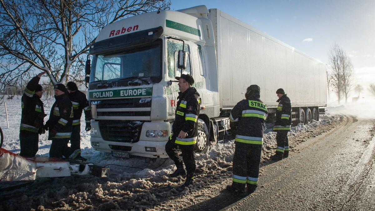 Niemal w całym kraju sytuacja na drogach jest poważna