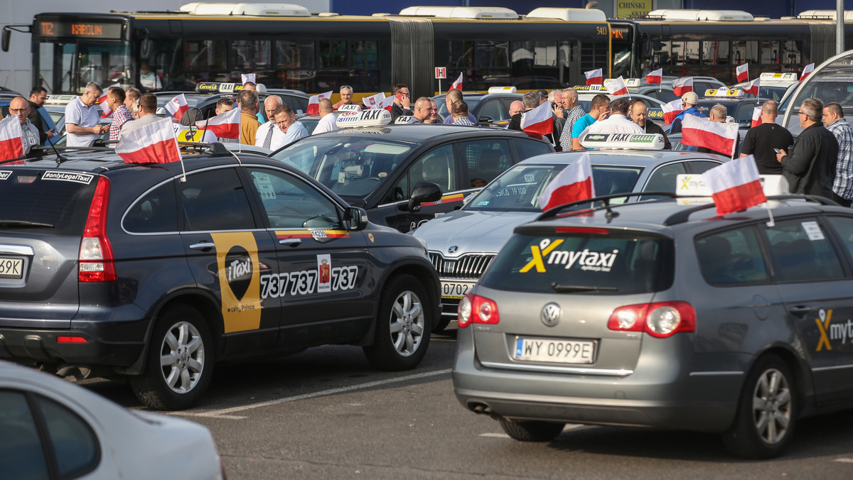 Kierowcy taksówek protestują dziś w Łodzi przeciwko tym firmom przewozowym, które korzystają z aplikacji mobilnych i wożą pasażerów bez licencji taksówkarskiej. Taksówkarze zrzeszeni w korporacjach podkreślają, że firmy korzystające z aplikacji mobilnych, głównie chodzi o Ubera, to dla nich nieuczciwa konkurencja.