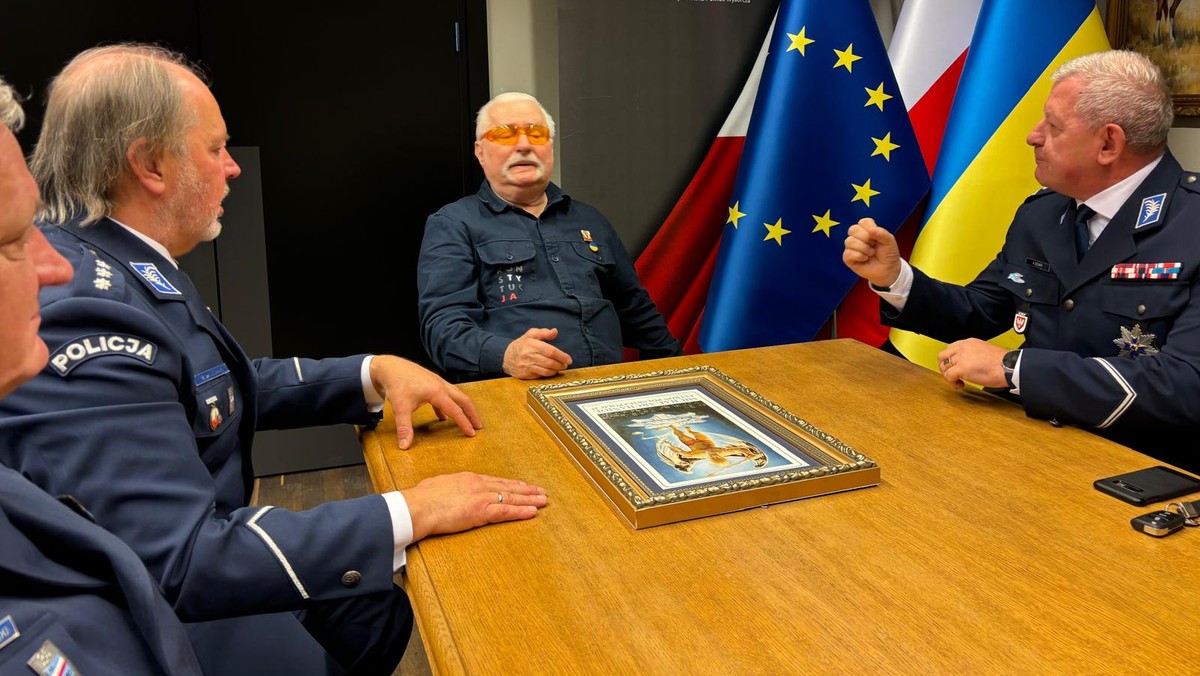 Lech Wałęsa zadeklarował wsparcie dla protestujących policjantów, co może wpłynąć na poprawę sytuacji w formacji [Źródło: Onet]