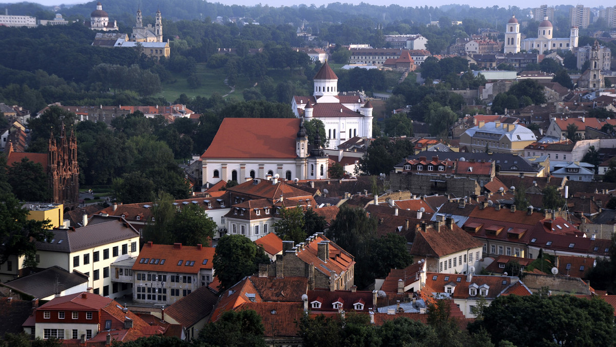 Ponad 40 twórców z 15 krajów uczestniczy w XXI Międzynarodowym Festiwalu Poetyckim "Maj nad Wilią”, który w poniedziałek został zainaugurowany tradycyjnie przy pomniku Adama Mickiewicza w Wilnie.