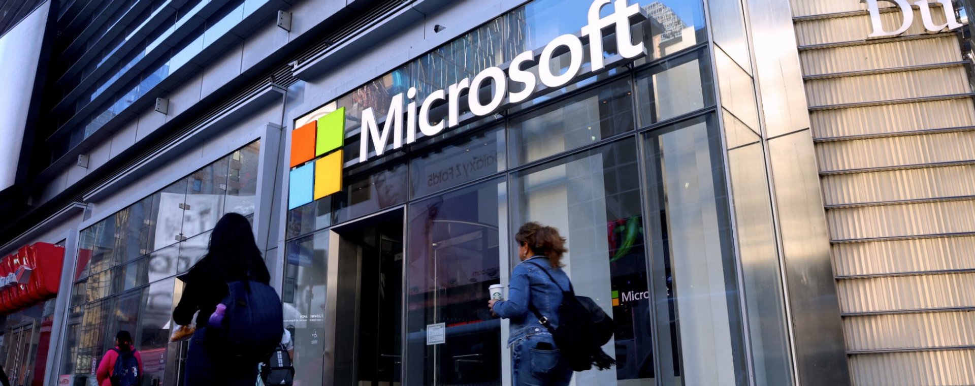 Widok z zewnątrz biura Microsoft w pobliżu Times Square w Nowym Jorku