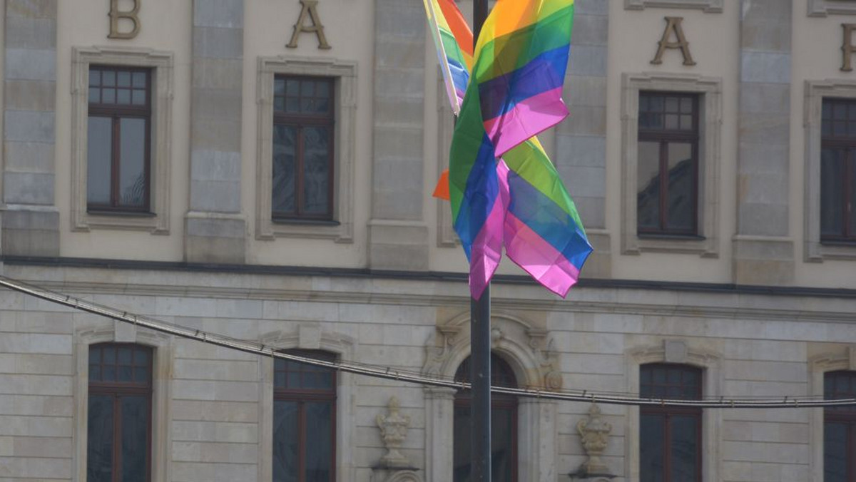 Dziś o 13:00 ruszy w Poznaniu Marsz Równości. Na tą okoliczność Poznań jako pierwsze miasto w Polsce wywiesiło na ulicach tęczowe flagi. Jednak dzisiejszej nocy ktoś pościągał i zniszczył wszystkie wywieszone flagi.