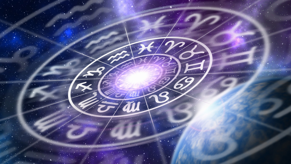 Horoskop dzienny na 22 lutego 2018 roku. Przepowiednie wynikające z układu ciał niebieskich to dla wielu osób niezbędny element do sprawdzenia każdego dnia. Zobacz, jakie znaki zodiaku mogą dziś liczyć na pomyślność losu, a które powinny spodziewać się niebezpieczeństw.