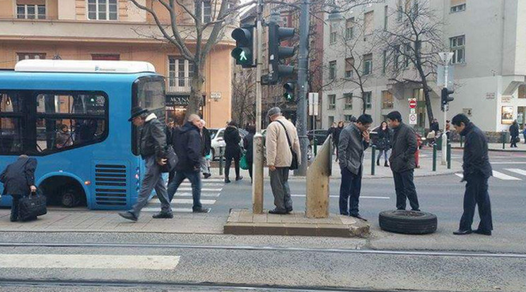 A kínai üzletemberek tanácstalanul állnak az abroncs fölött