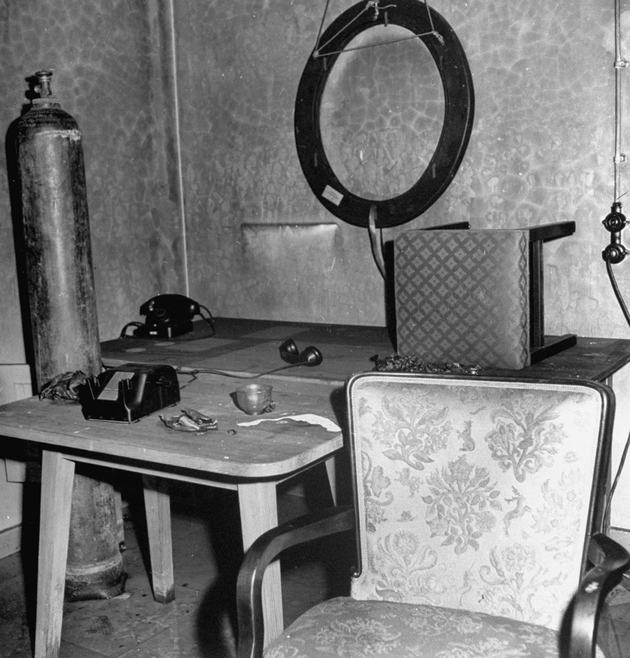 W tym bunkrze Hitler i jego żona popełnili samobójstwo