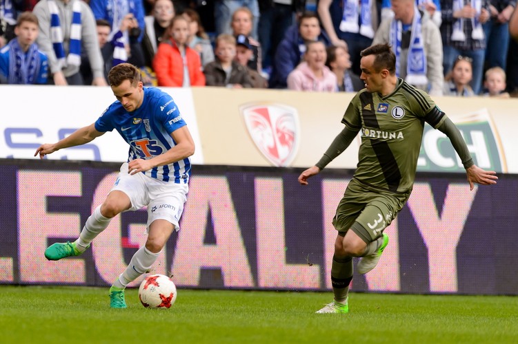 Piłkarz Lecha Poznań Tomasz Kędziora (L) i Miroslav Radovic (P) z Legii Warszawa