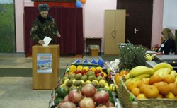 Białorusini zagłosowali. A w lokalach wyborczych czekał na nich pełen bufet [FOTO]