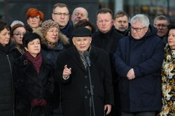 Awantura, przepychanki i okrzyki "kłamca" podczas smoleńskiej miesięcznicy