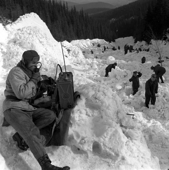 Lawina w Białym Jarze była jedną z największych katastrof naturalnych PRL-u. Na zdjęciu akcja ratownicza (1968 r.)