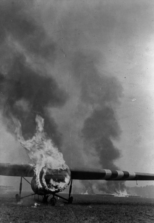 Airspeed Horsa, brytyjski szybowiec transportowy w płomieniach (fot. Bundesarchiv, Bild 183-J27850 / CC-BY-SA 3.0).