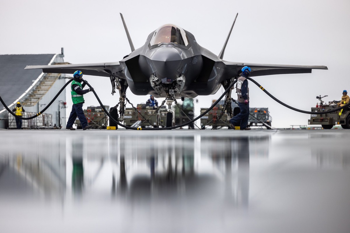 Brytyjski samolot F-35B w trakcie tankowania na pokładzie lotniskowca HMS Prince of Wales.