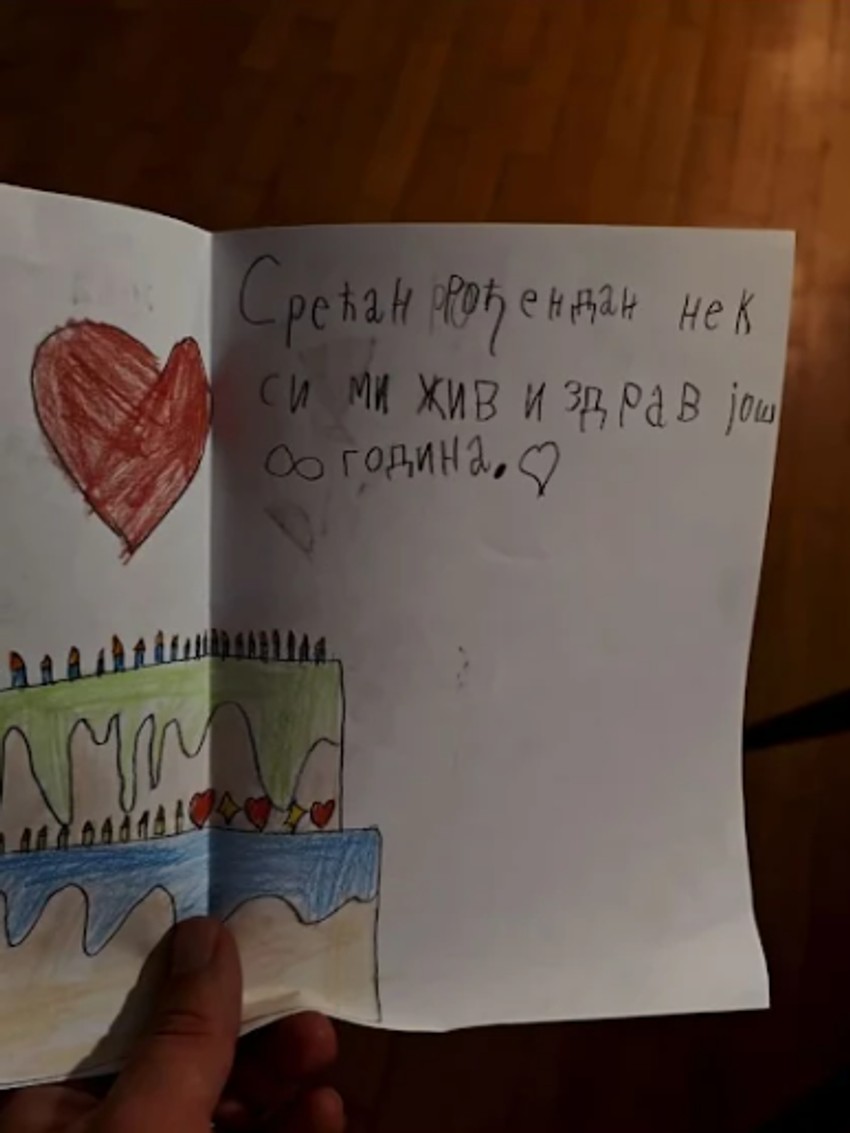 Rasti ćerka Tara napravila čestitku za rođendan