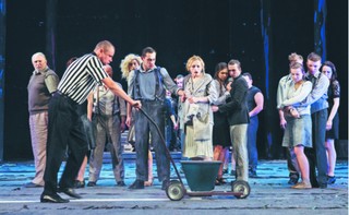 Wakar: 'Czyż nie dobija się koni?' to spektakl bez tematu