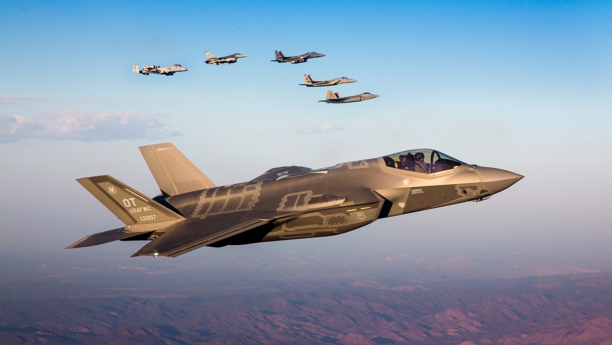 Rząd Izraela sfinalizował zamówienie w koncernie Lockheed Martin 17 najnowocześniejszych amerykańskich myśliwców F-35 – poinformował dzisiaj izraelski resort obrony. Oznacza to, że zamówiono w sumie 50 takich maszyn, z których pięć już dostarczono.