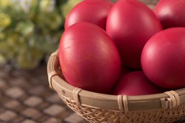 Bez hemikalija i veštačkih boja: Najlepša crvena jaja dobićete uz ova četiri jednostavna prirodna trika!